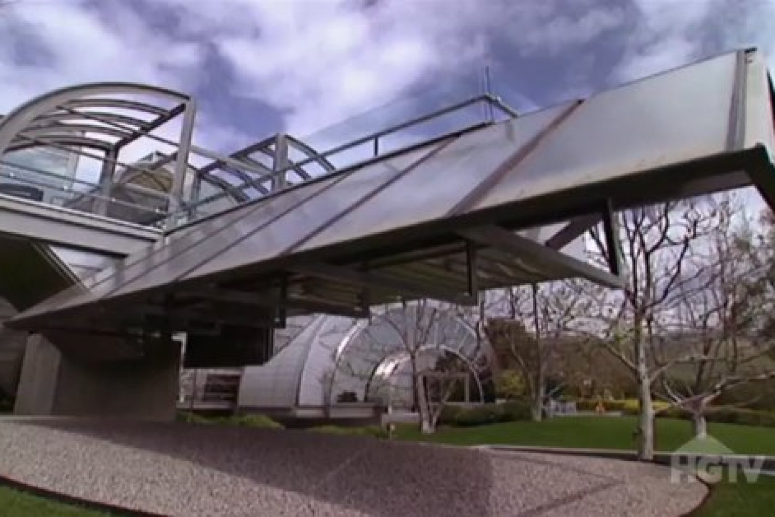 'Spaceship House' Takes Modern Design To A Whole New Level (VIDEO