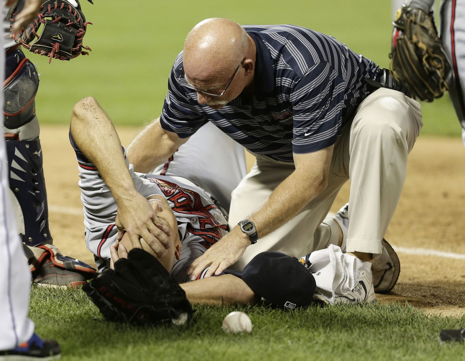 Tim Hudson Injury Mets' Eric Young Jr. Steps On Braves Pitcher (VIDEO