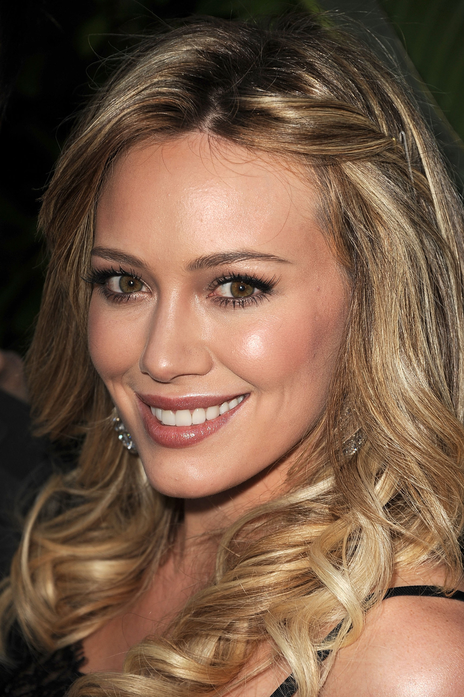 Hilary Duff Relaxes In Bathing Suit Huffpost 