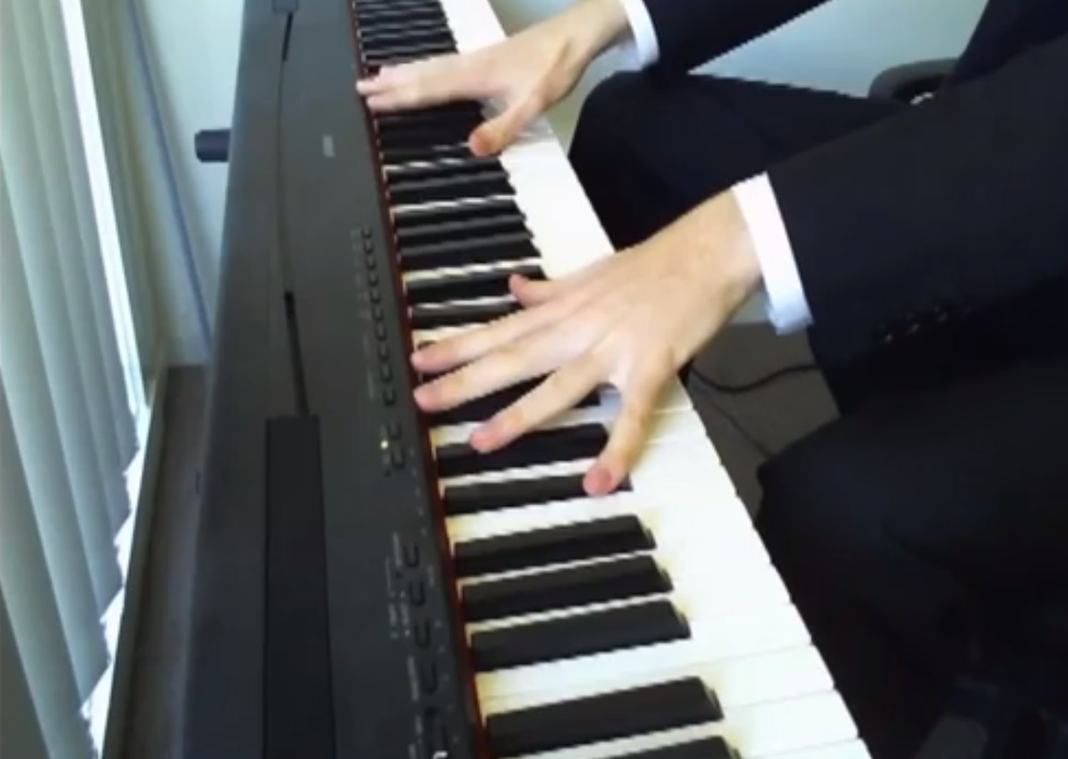How To Fake Playing The Piano (VIDEO)