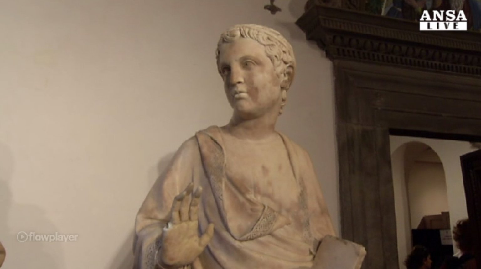 American Tourist Breaks Finger Off 600YearOld Statue At Italian