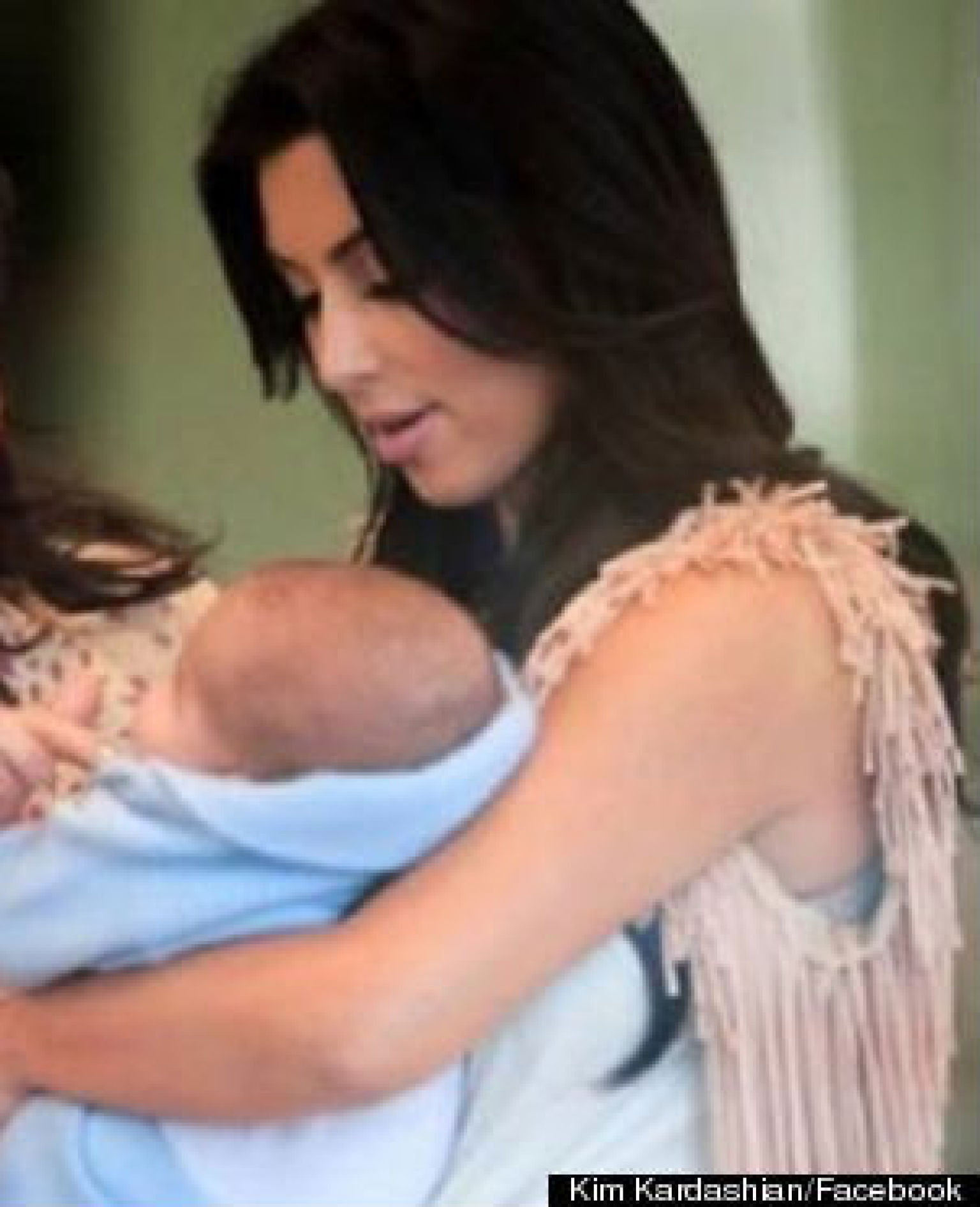 Kim Kardashian'S Facebook: A Family Affair - b5cvss0