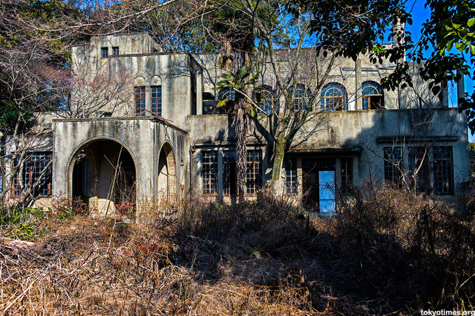 abandoned-japanese-home-was-once-a-grand-mansion-now-mysteriously