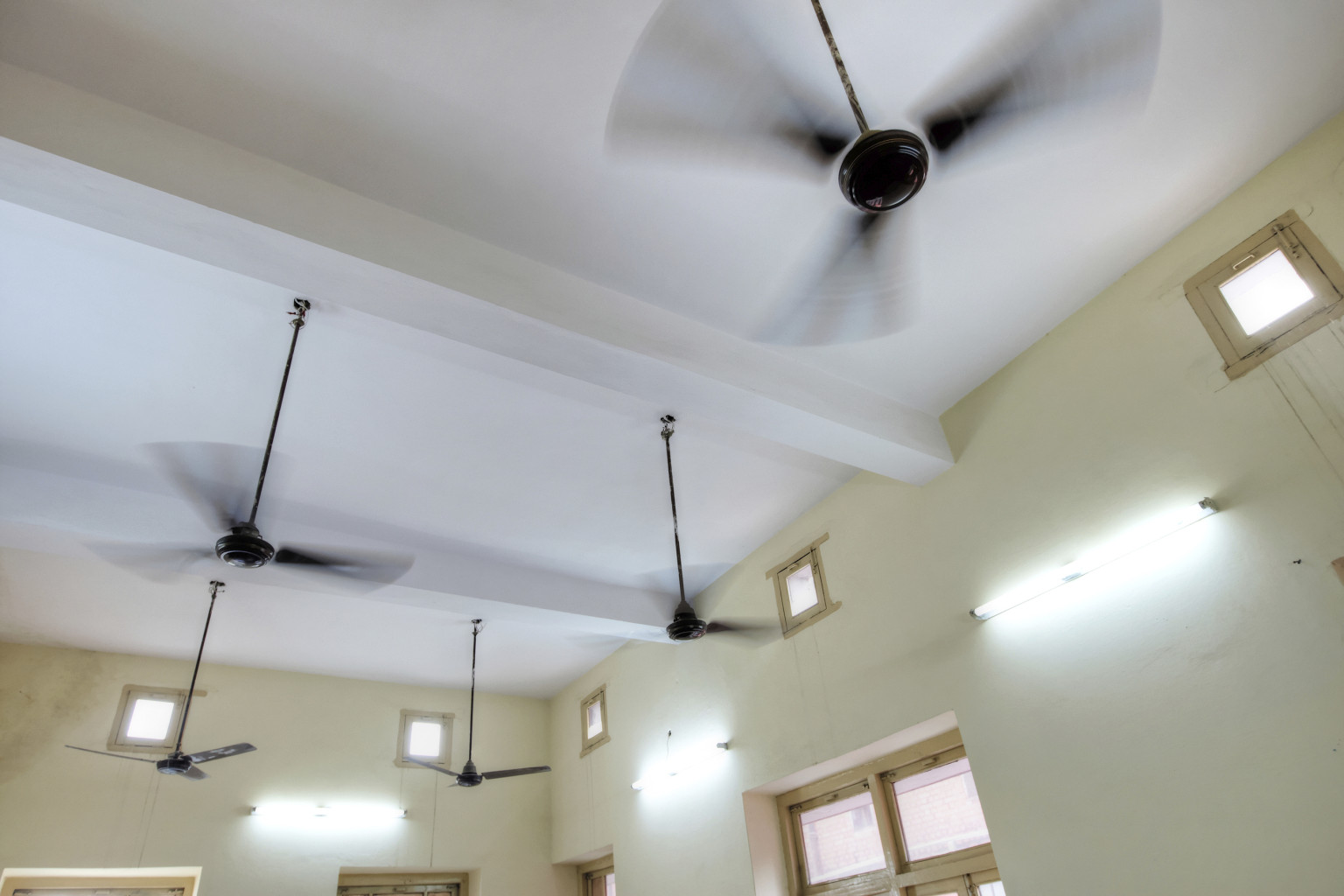 Weird Ceiling Fans Lights I Don T Get The Ceiling Fan Battle Huffpost