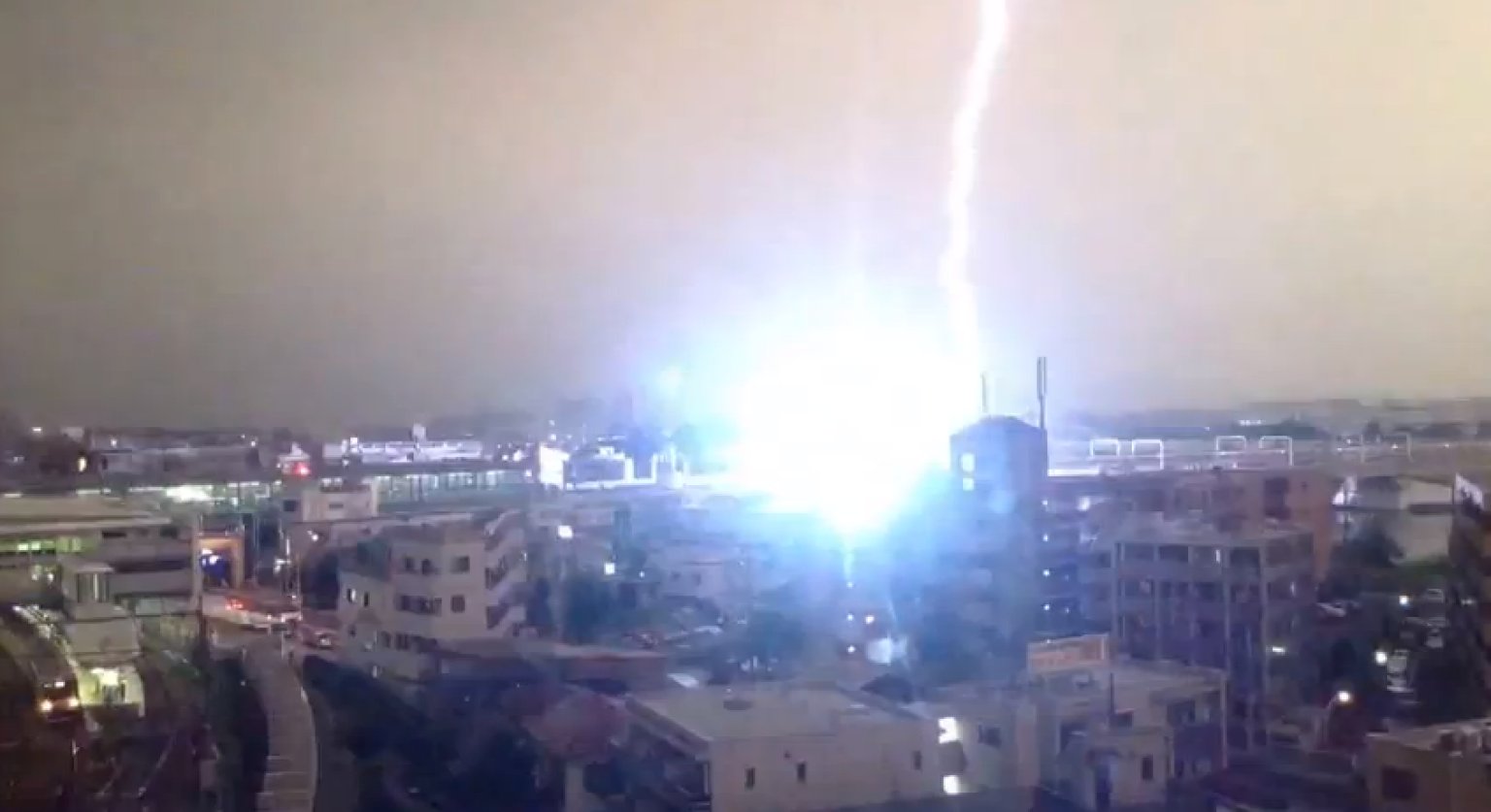 Lightning Strikes Train During Tokyo Thunderstorm (VIDEO)1536 x 837