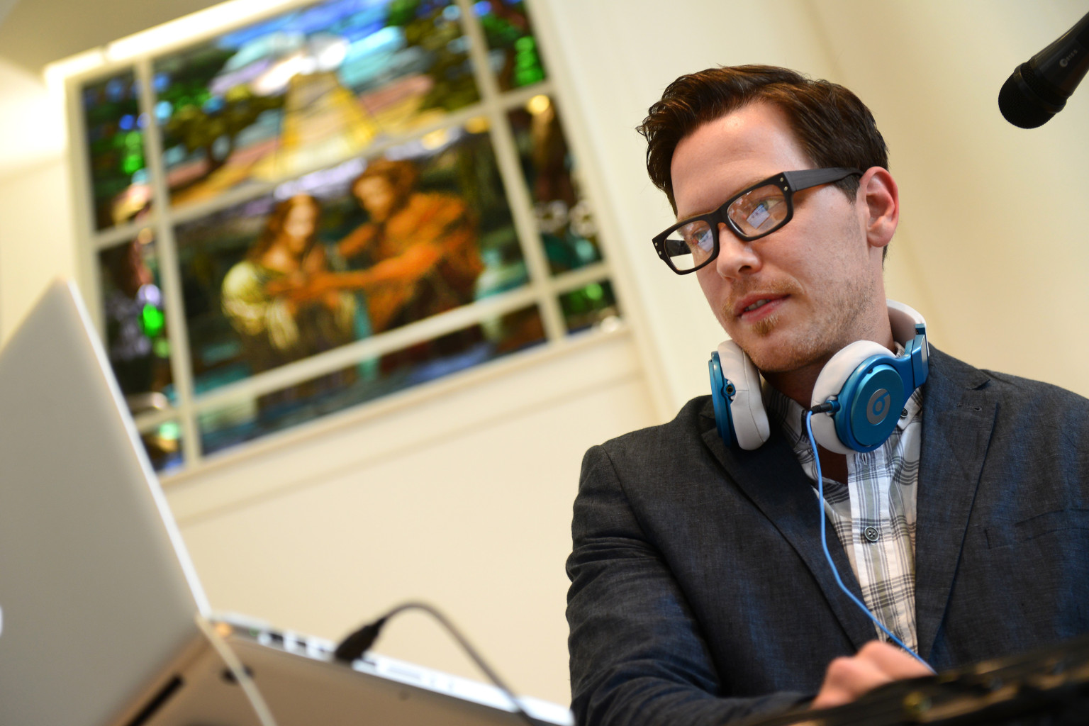 Churches Mix Up Their Music Offerings With Christian DJs HuffPost