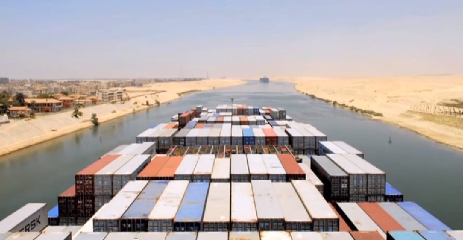 world-s-biggest-container-ship-passes-through-suez-canal-timelapse