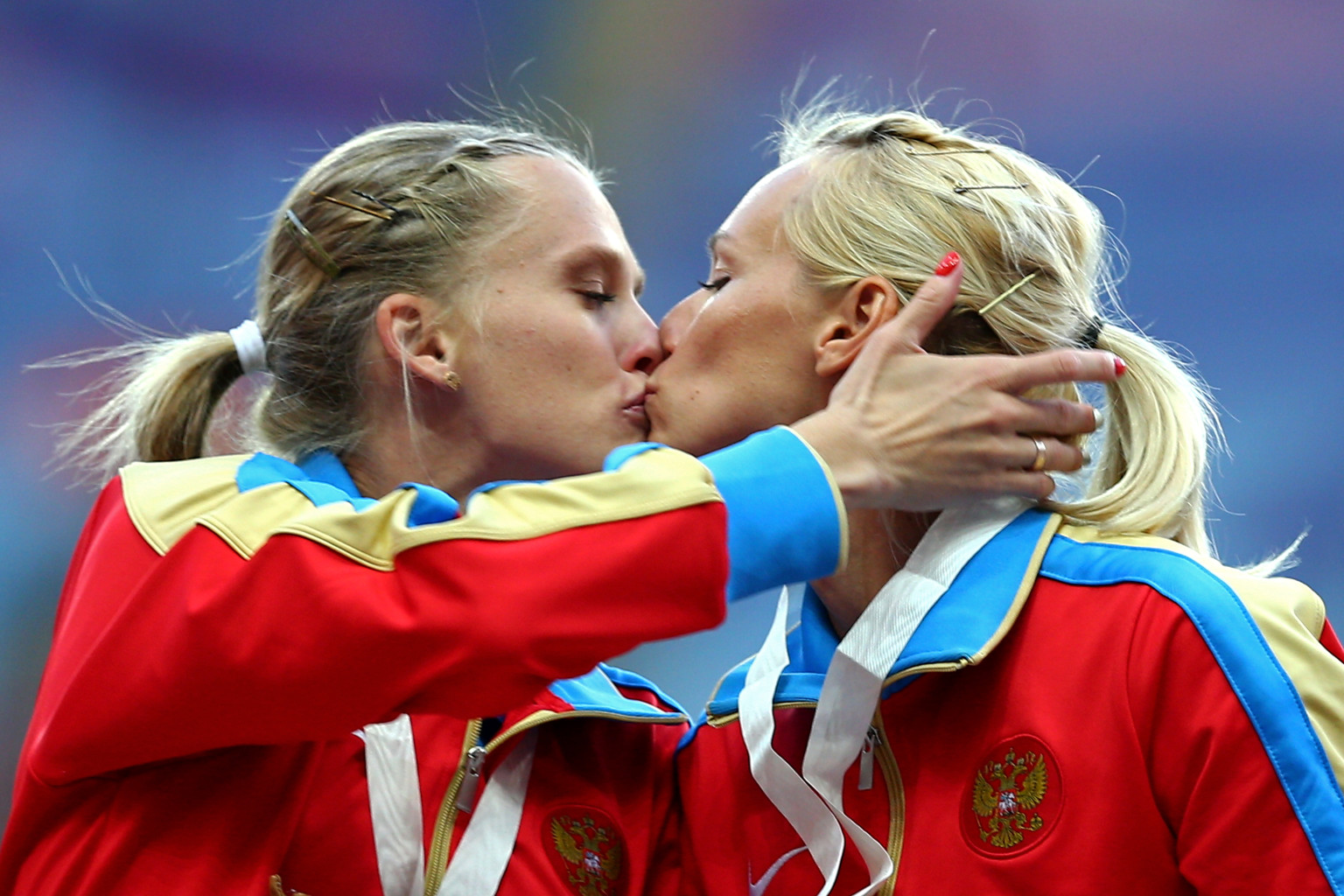 Female Russian Athletes Kiss After Winning Gold In Possible Protest Of Anti Gay Law Huffpost