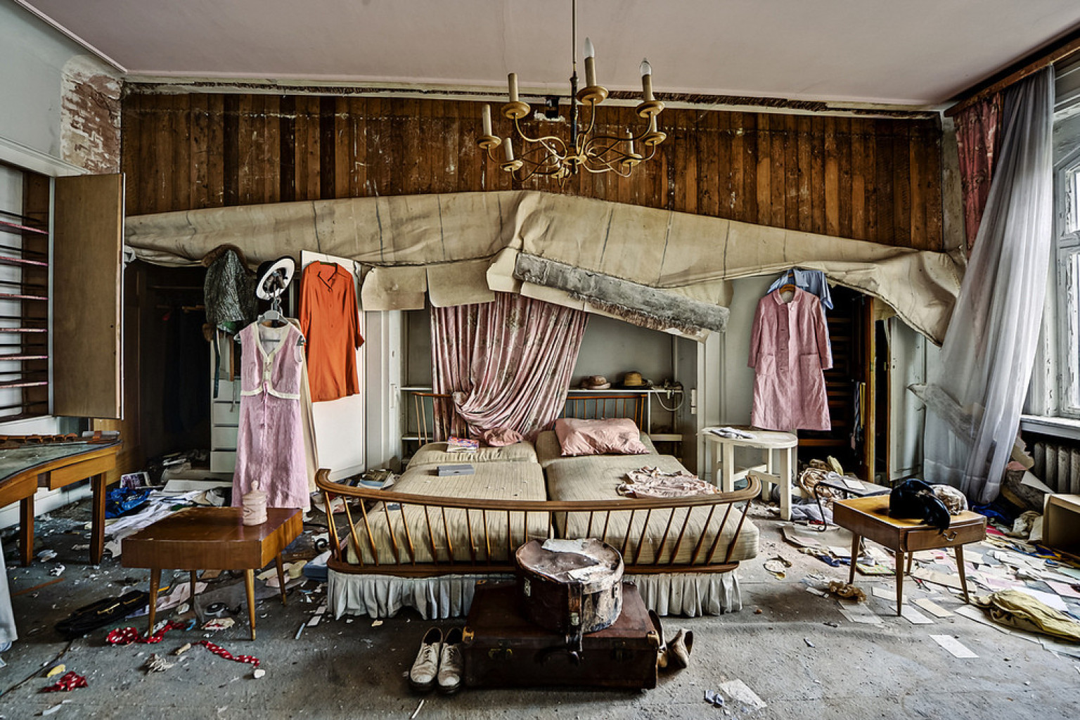 Abandoned Doctors House Photos Reveal The Past Lives Of A Mansion