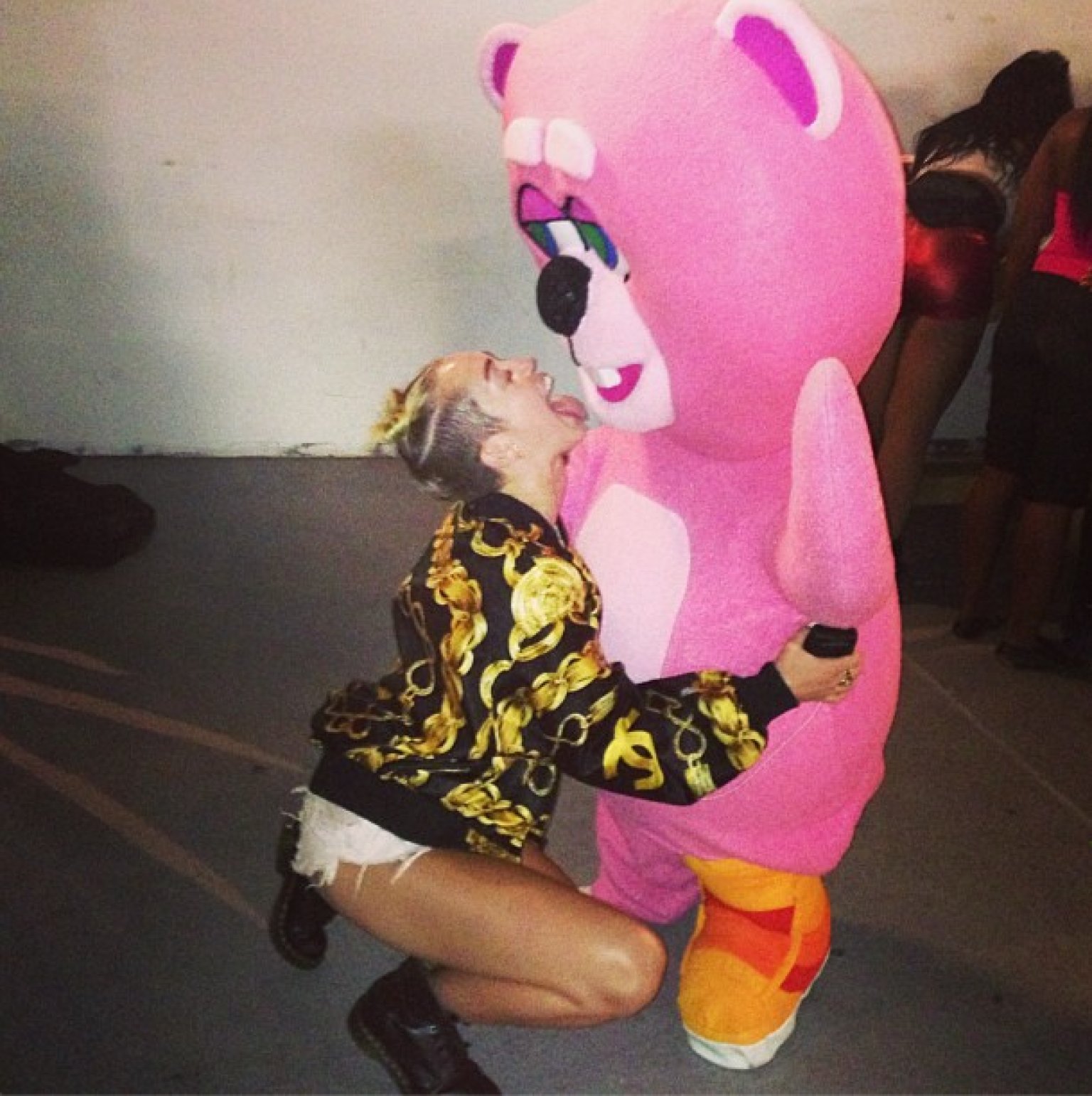 Miley Cyrus Tries To Make Out With A Giant Pink Teddy Bear Because