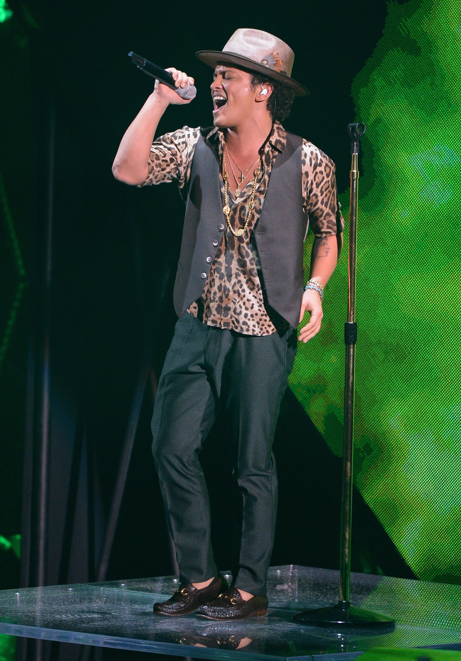 Best Male Video VMA: Bruno Mars Wins Moon Man At 2013 Video Music Awards1536 x 2202