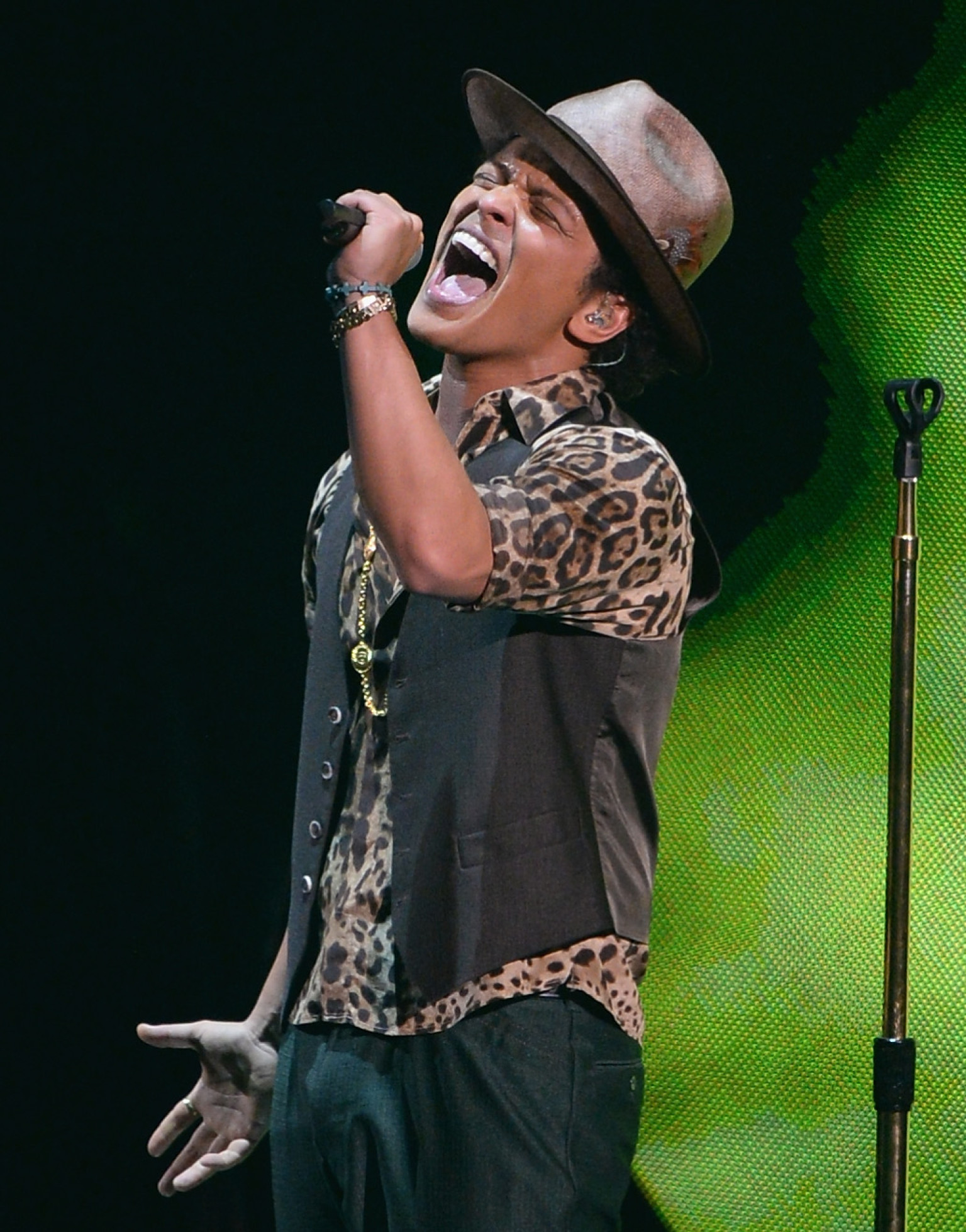 Bruno Mars VMA Performance Of Gorilla Filled With Flames Horn Section And Bold Vocals HuffPost