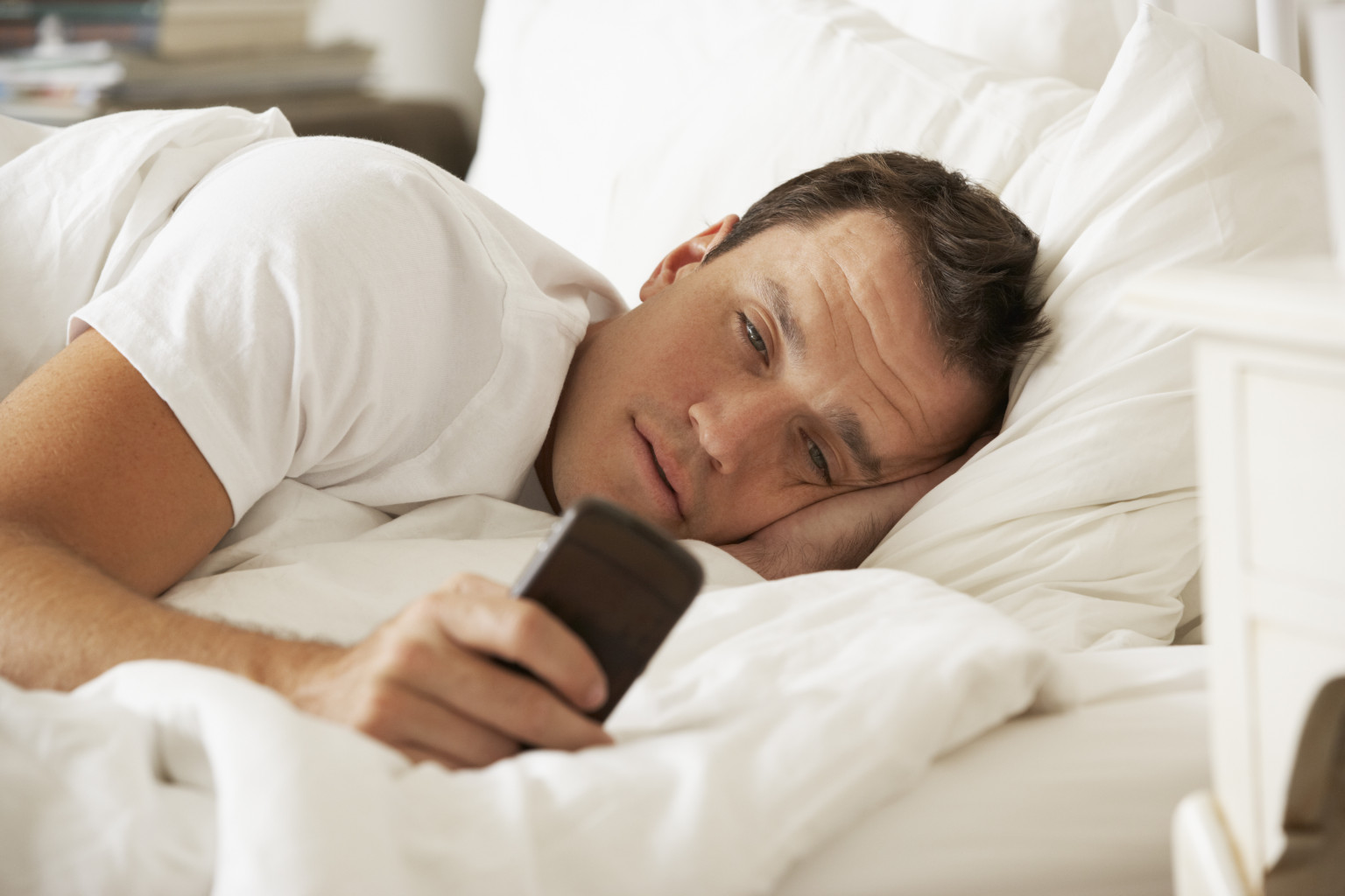 Penyakit Akibat Membawa Ponsel ke Tempat Tidur