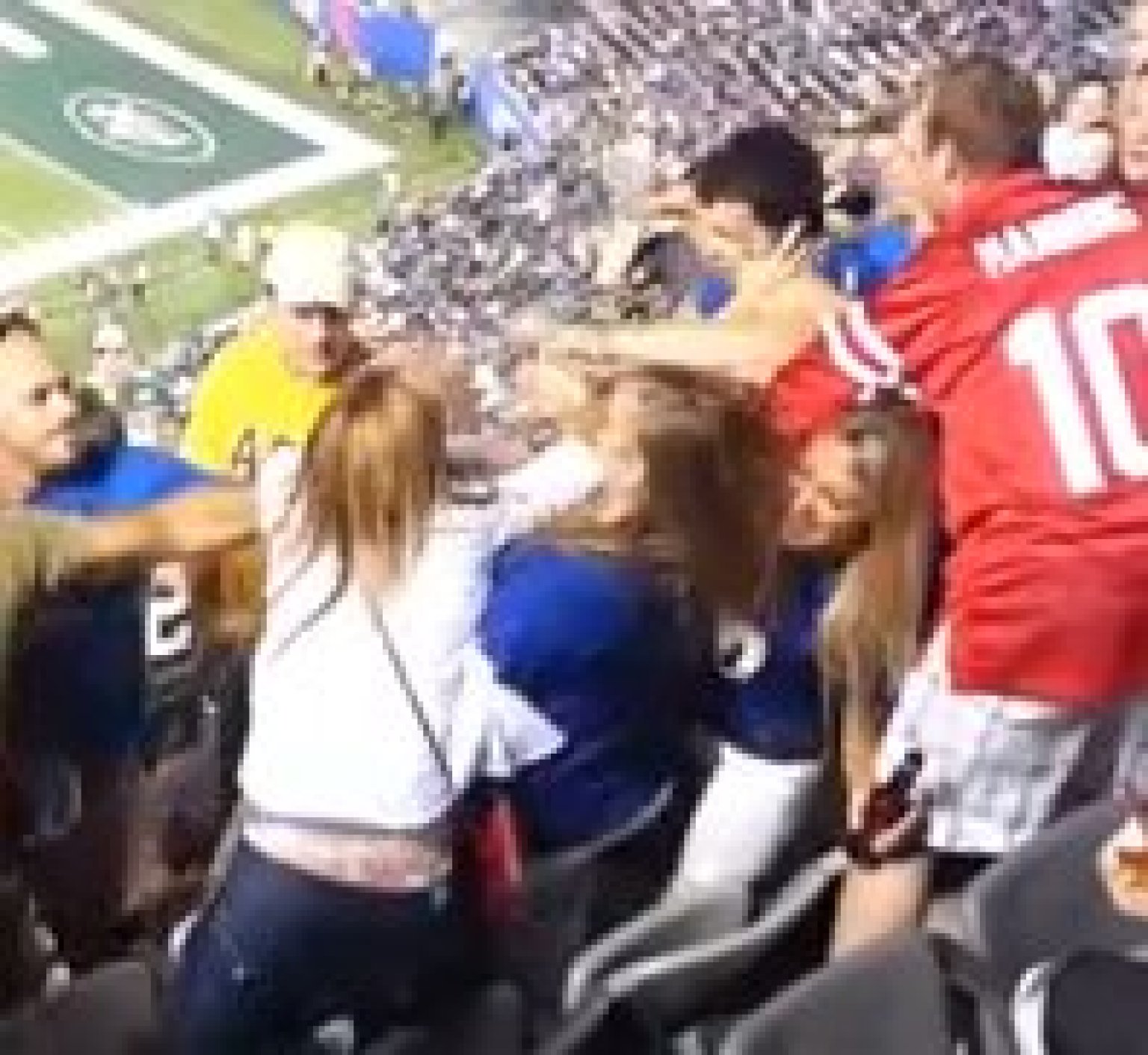 Fans Fight In Stands At Jets-giants Preseason Game (video) 