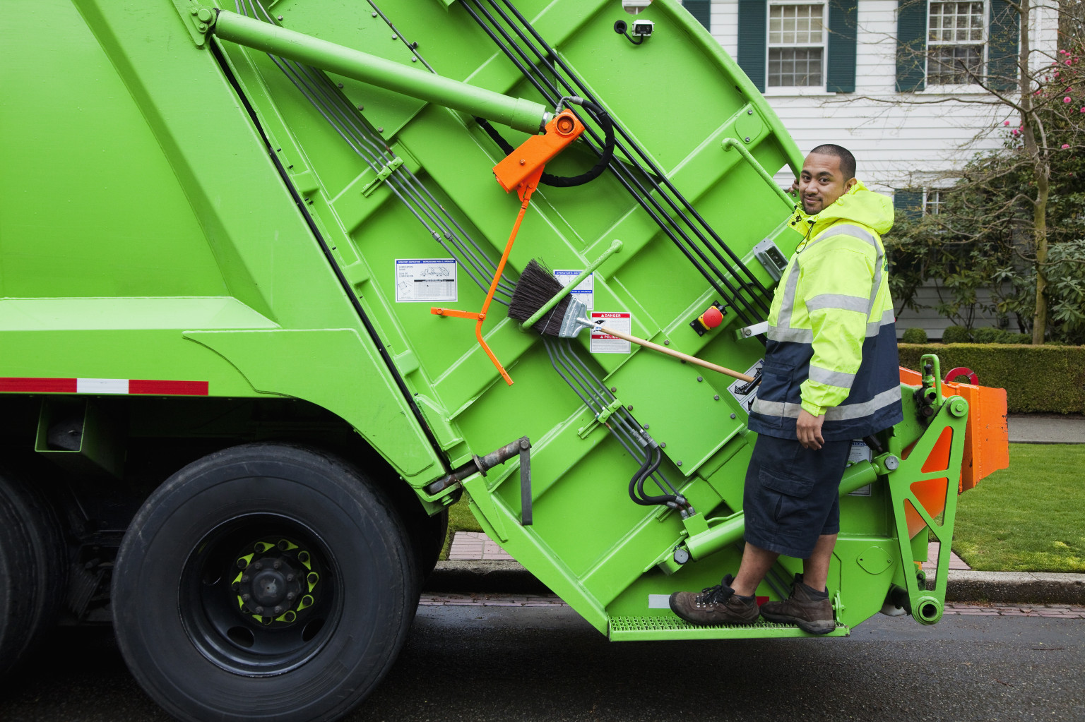 earnings-and-employment-in-canada-garbage-debt-collectors-among-wage