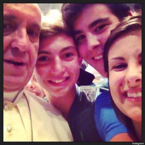 Le cardinal Vingt-Trois parle de l'action du pape  ...et met les choses au point... O-SELFIE-PAPE-FRANCOIS-570