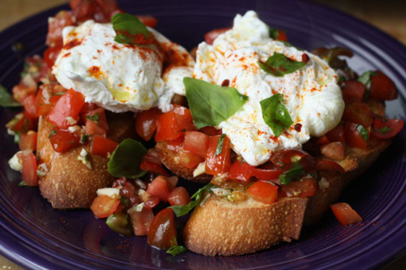 What is the difference between bruschetta and crostini?