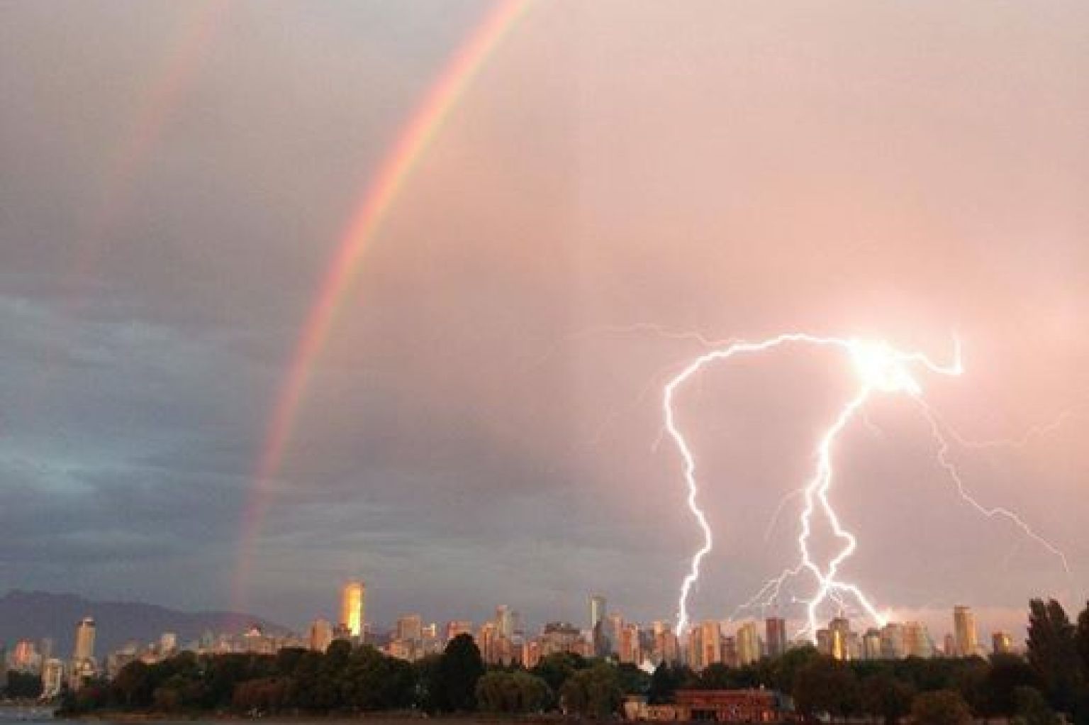 Vancouver Rain, Lightning Storm Delays Flights, Cuts Power (PHOTOS, VIDEO)