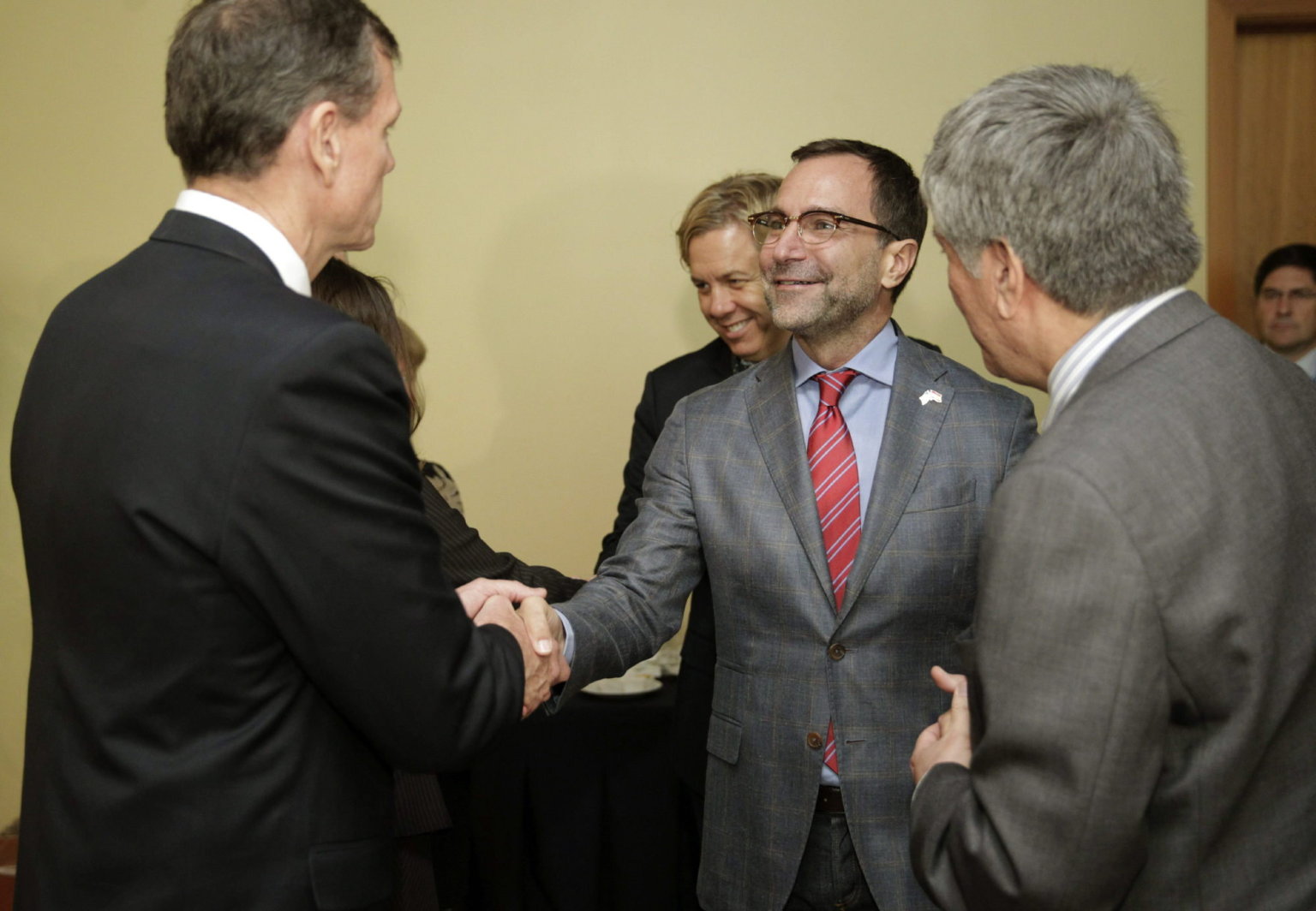 Así es James Costos, nuevo embajador de EEUU gay, experto en marketing