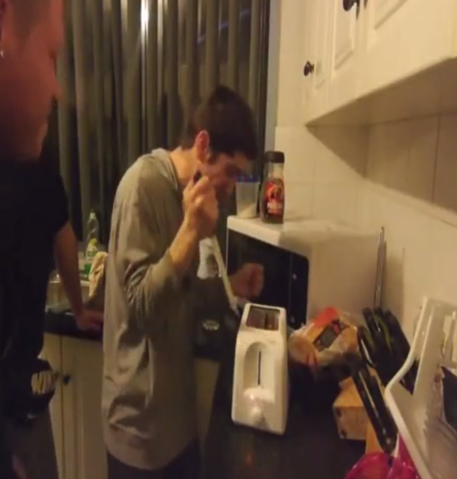 Exploding Toaster Vine Shows Why Your Mum Was Right All Along (VIDEO