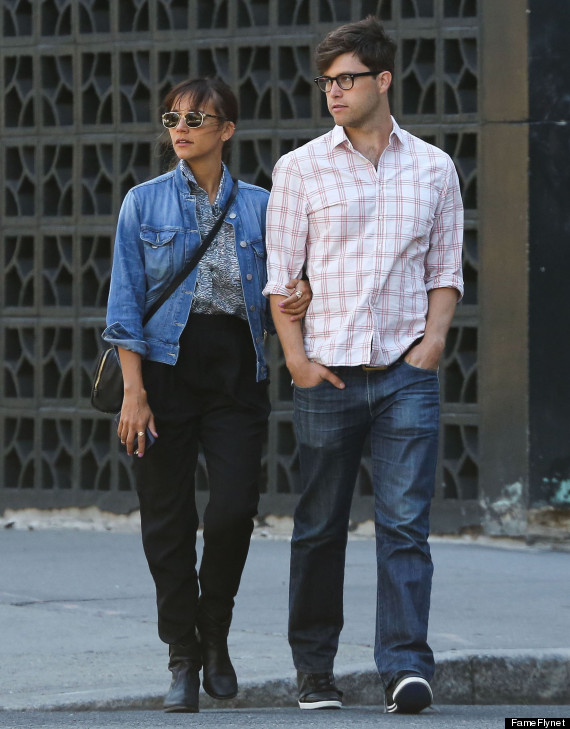 Colin Jost avec mignonne, amie Rashida Jones  