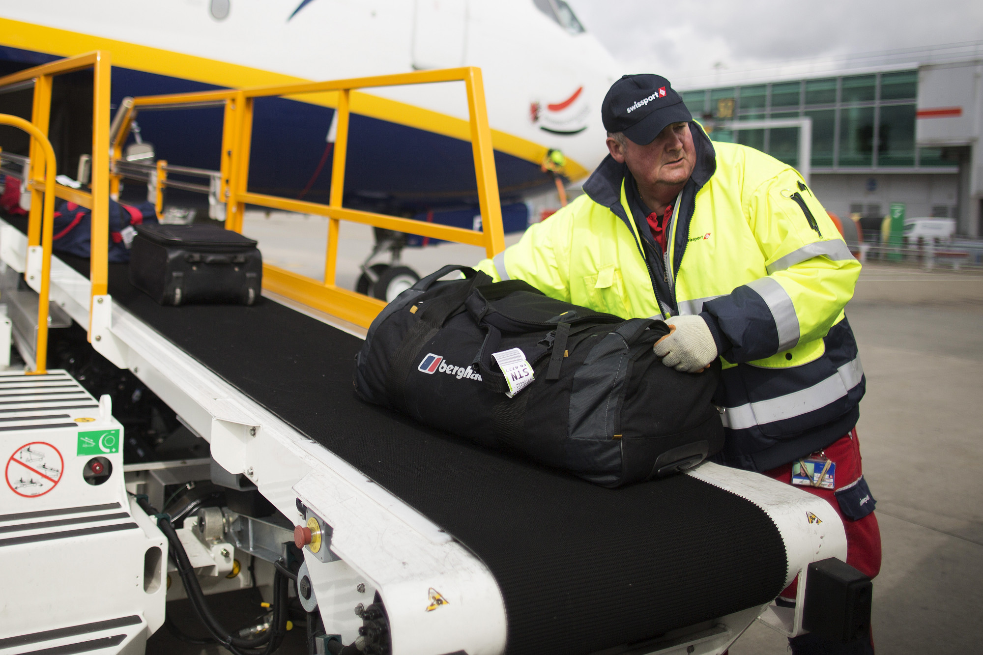Confessions Of An Airport Baggage Handler | HuffPost