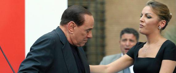 Berlusconi affidato ai servizi sociali. La vedo dura.... N-SILVIO-BERLUSCONI-large570