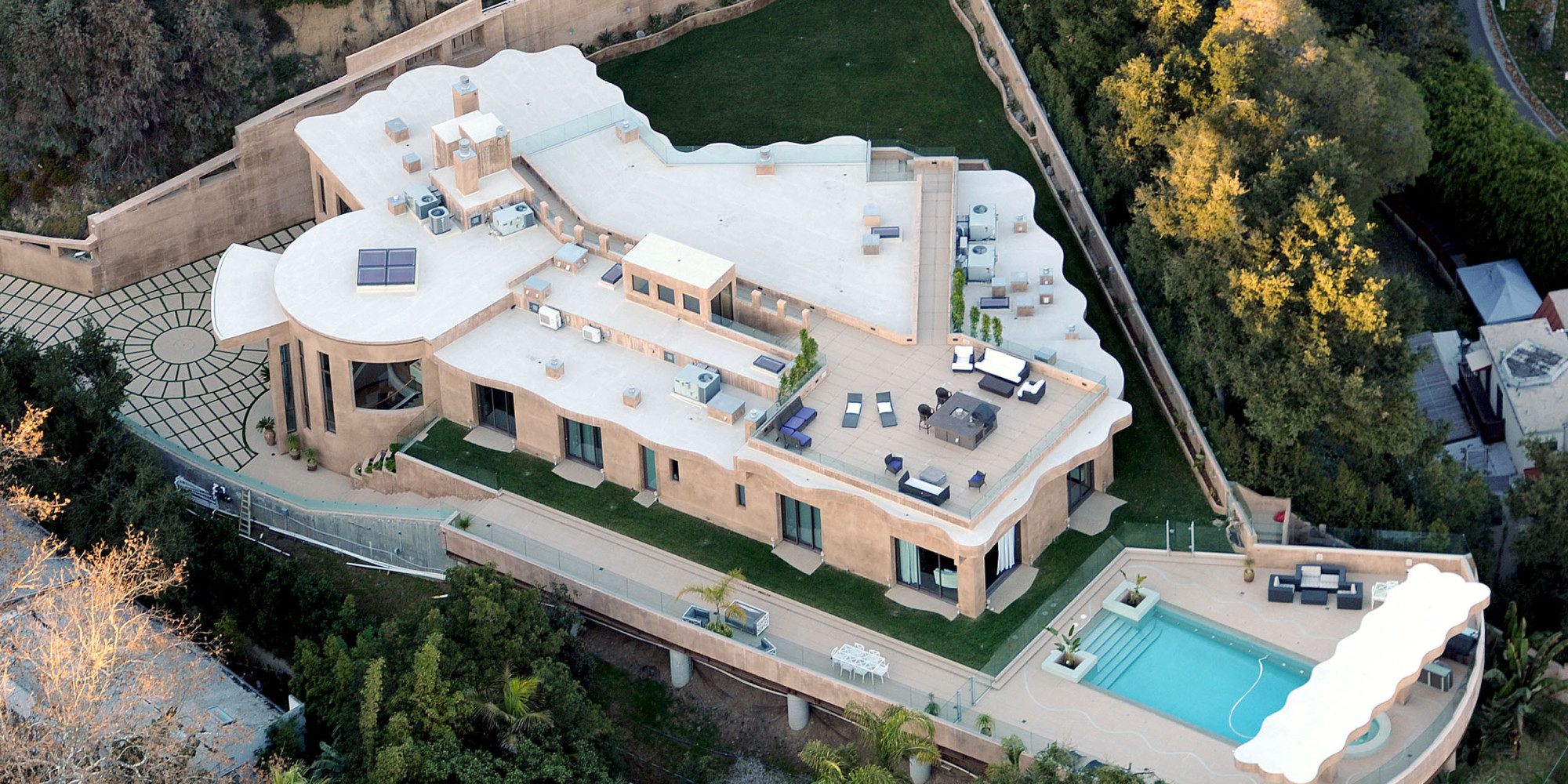 Rihanna Moves Out Of 12m La Mansion After Another Trespassing Incident Video Huffpost Uk