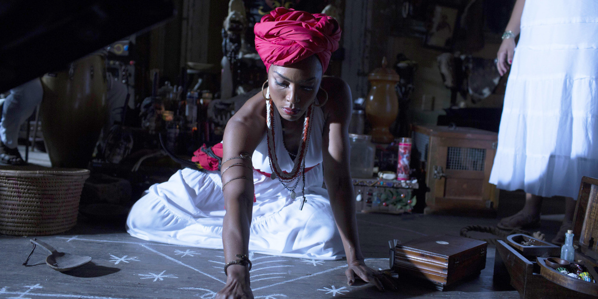 American Horror Story Coven Episode 4 Recap It S War HuffPost