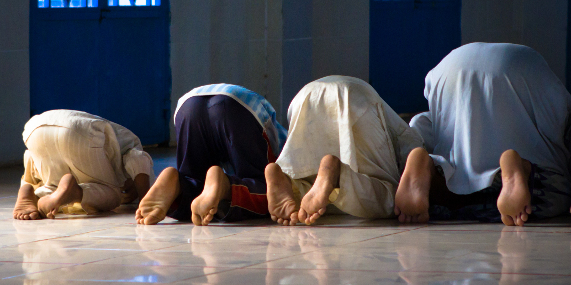 muslim-students-say-friday-prayers-in-the-rain-after-room-shortage-at-qmul