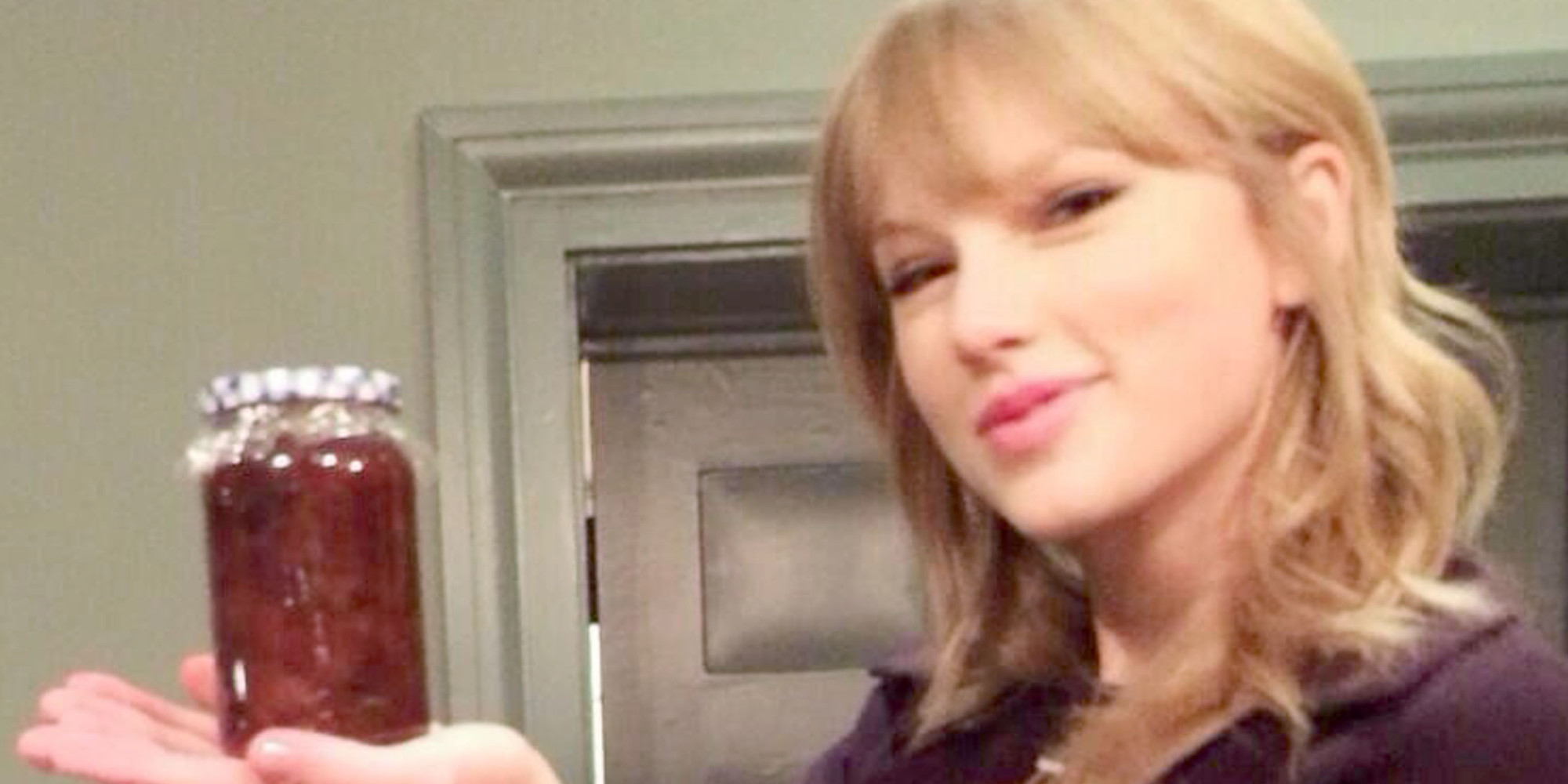 Taylor Swift Poses With Jam In The Most 'taylor Swift' Photo Ever Taken 