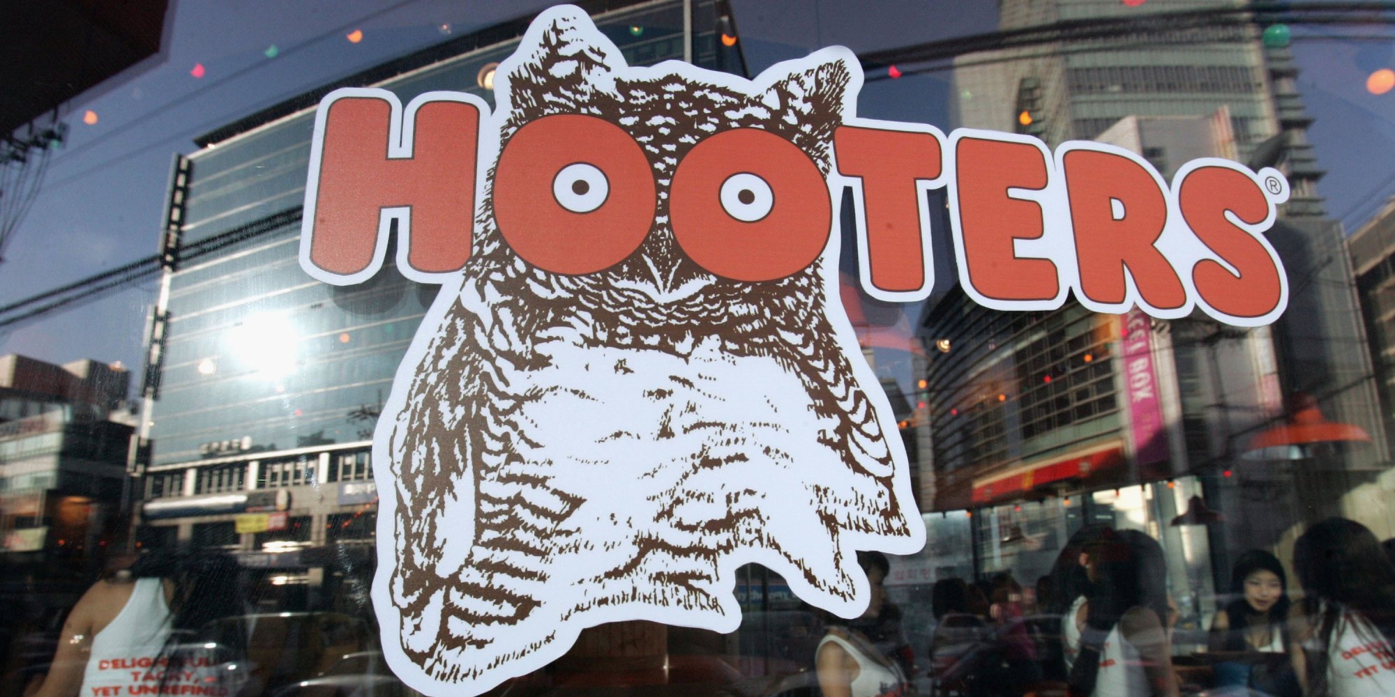 Here S What Happened When A Feminist Lesbian Had Wings At Hooters HuffPost