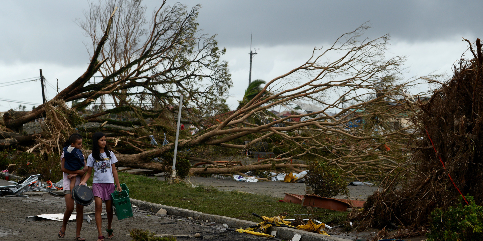 philippines-super-typhoon-haiyan-bodies-lying-in-streets-after-worst