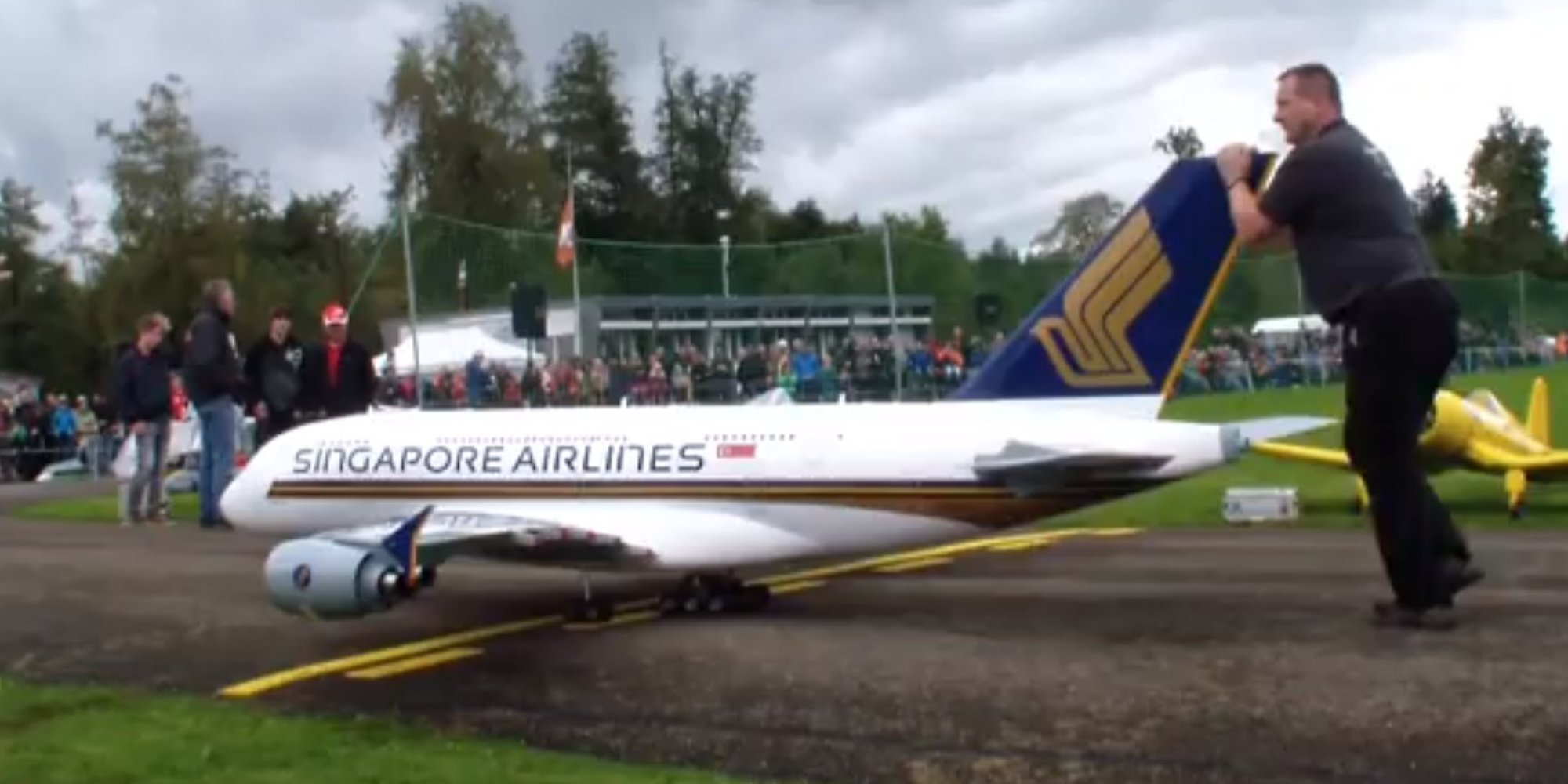 Stupidly Massive A380 Remote Controlled Plane Really Does Fly (video)