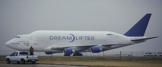 boeing 747 dreamlifter kansas airport