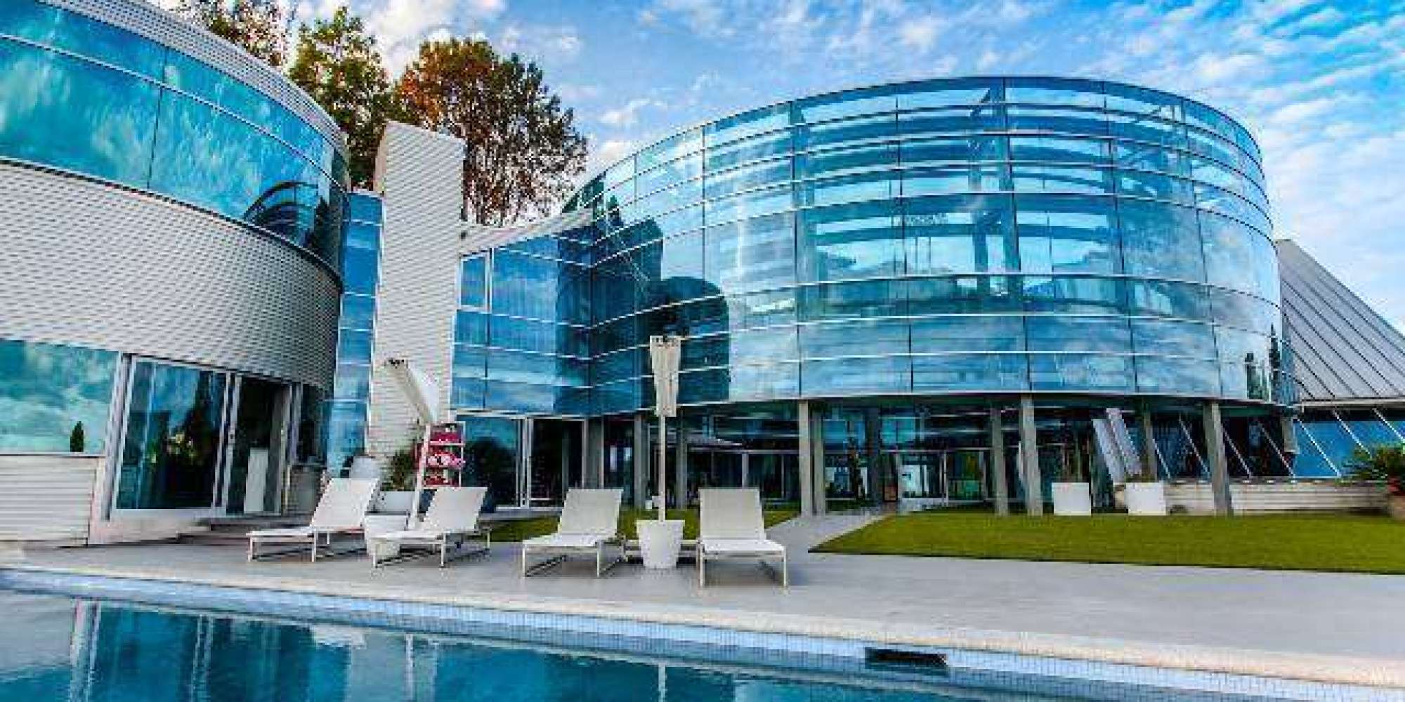 California Glass House Offers One Of The Country's Most Breathtaking