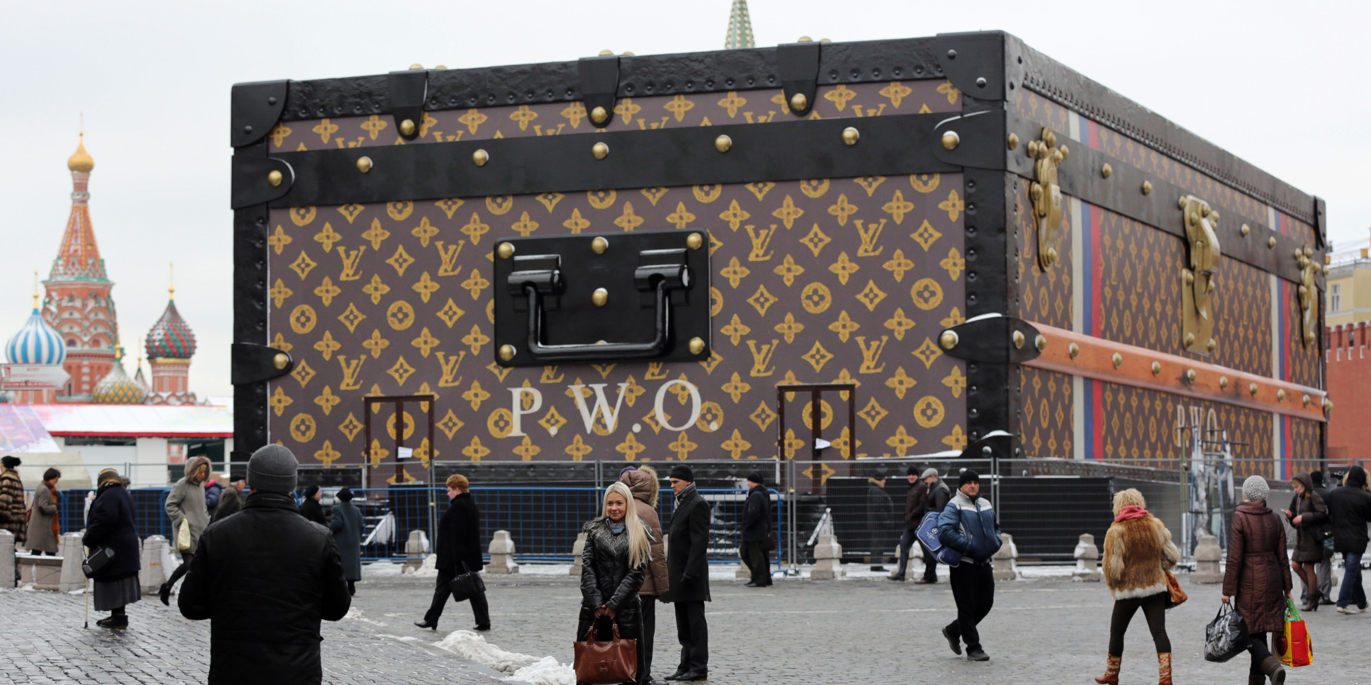 Louis Vuitton&#39;s Red Square Trunk To Be Removed After Uproar (PHOTOS) | HuffPost
