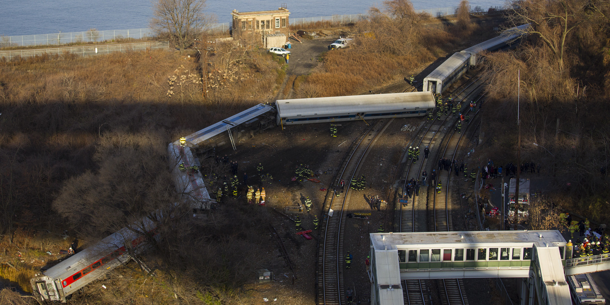 Metro North Train Derails In New York City Huffpost 