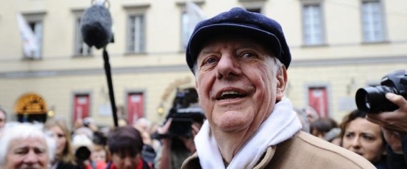 Pori allargati di uninfiammazione su una faccia