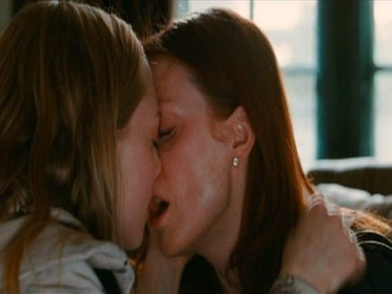 Julianne Moore Amanda Seyfried's Hot Kissing Scene In'Chloe' VIDEO 