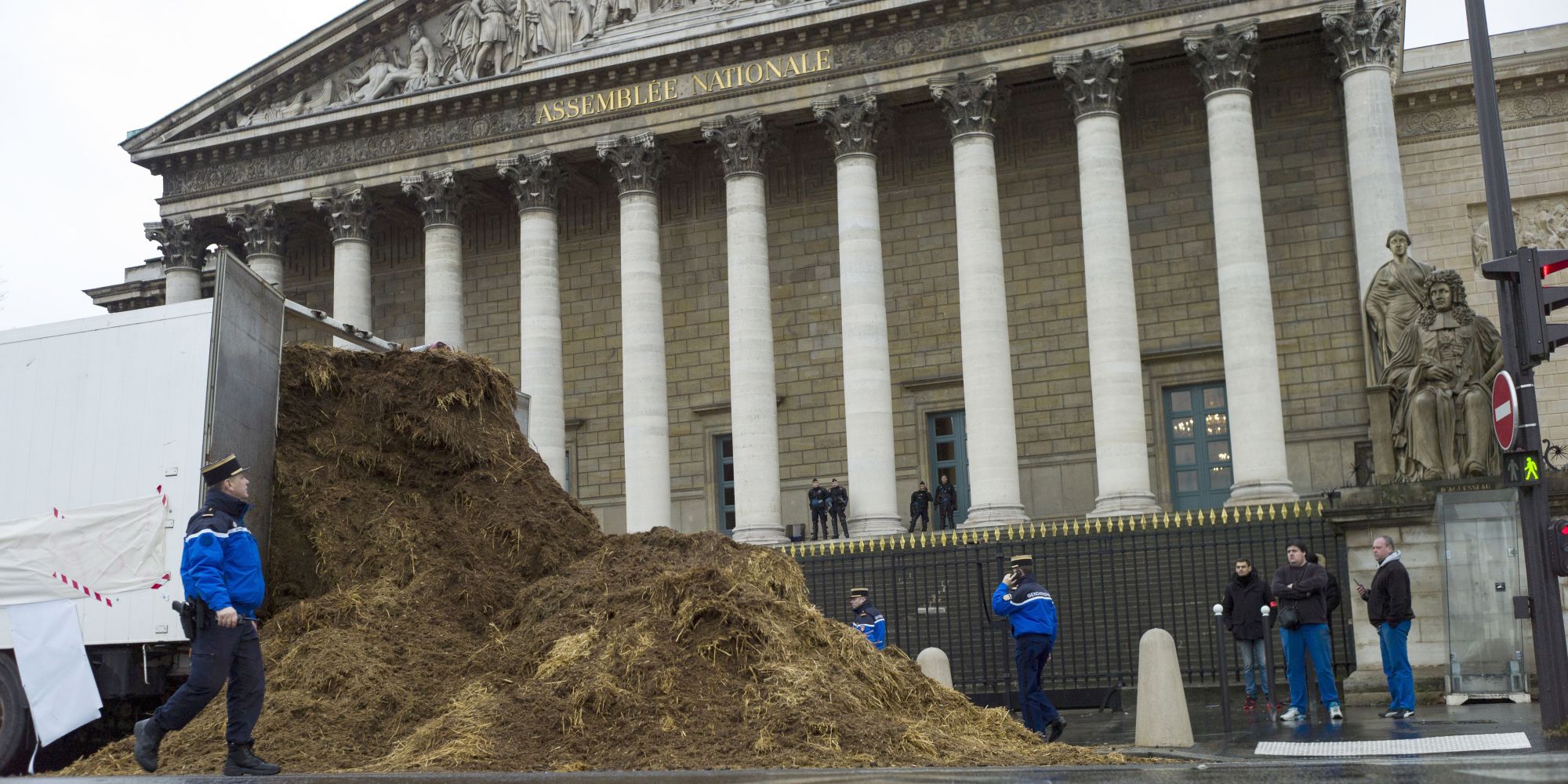 Manure Dumped Outside French Parliament In Protest (PHOTOS) HuffPost