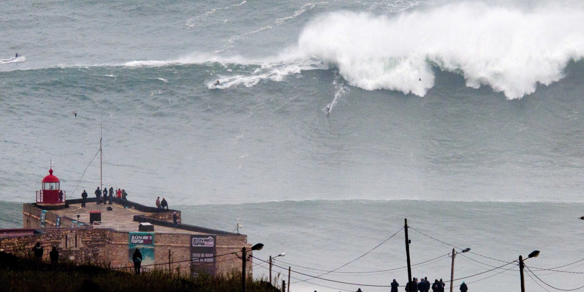 surfer-andrew-cotton-rides-world-s-biggest-surfed-wave-in-nazar