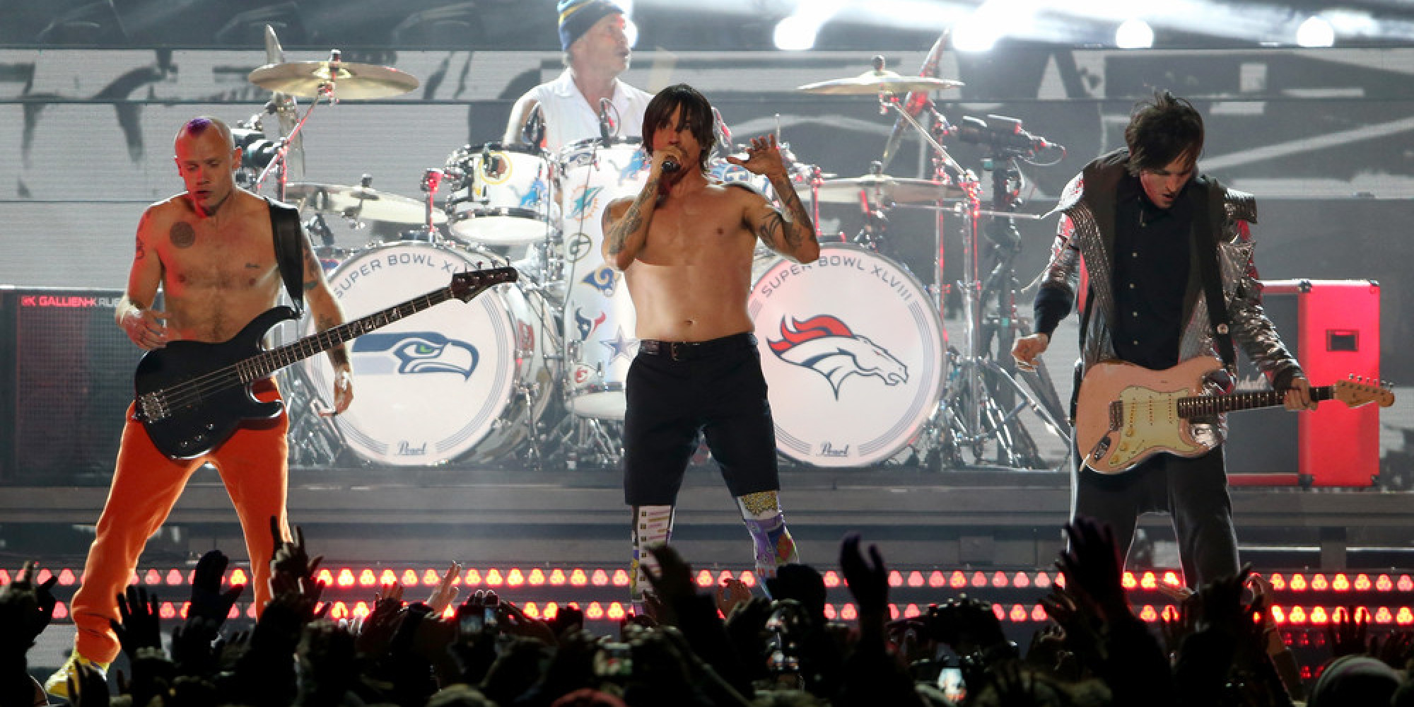 Red Hot Chili Peppers Didn T Bother To Plug In Guitars At The Super