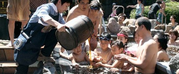 Japoneses bañándose en café.