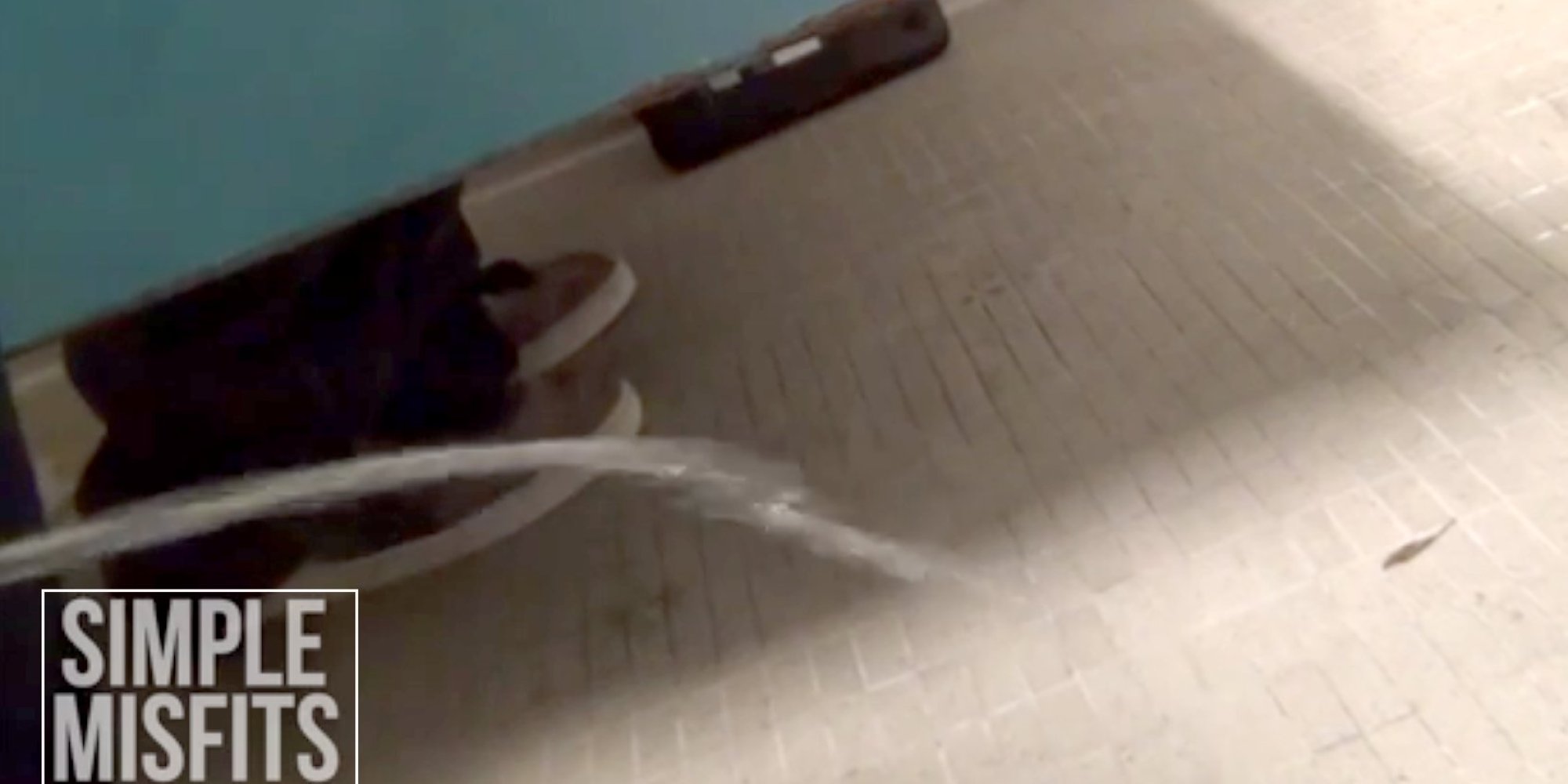 Bathroom Stall En Espaубol this hilarious prank will make you want to avoid bathroom stalls Bathroom Stall En Espaубol this hilarious prank will make you want to avoid bathroom stalls