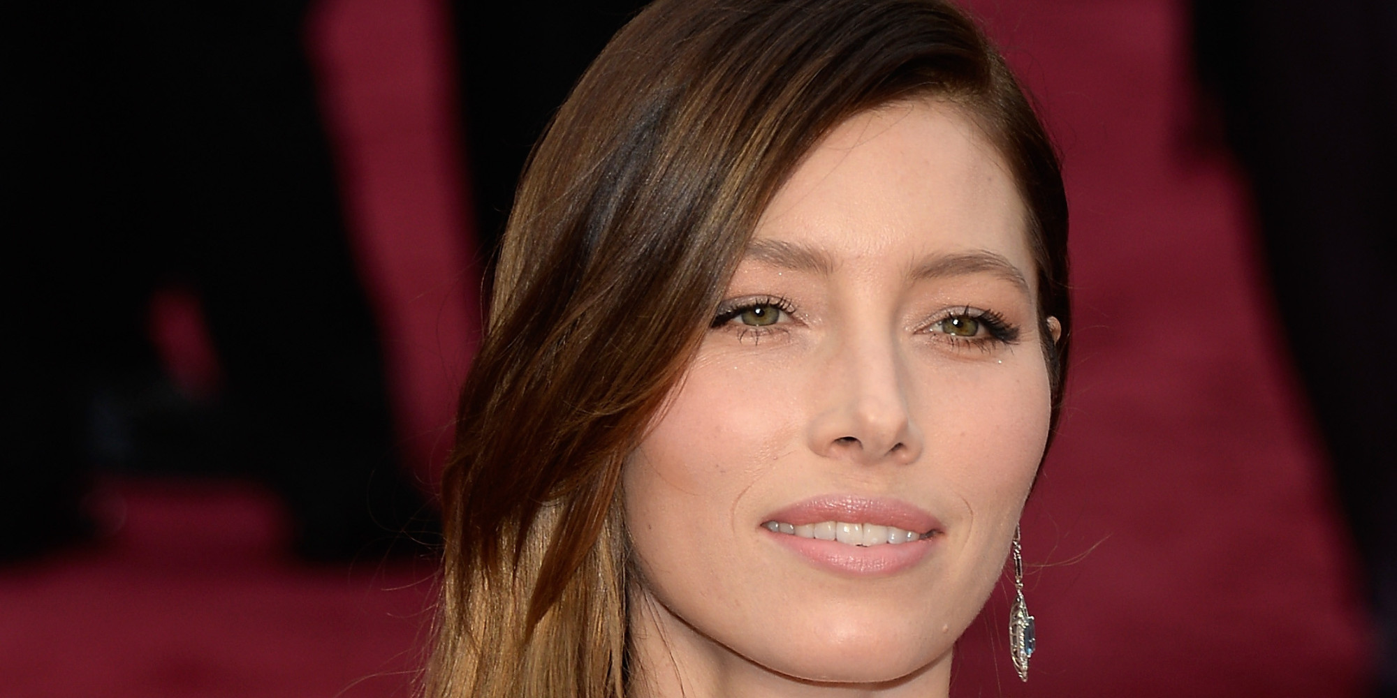 Anne Hathaway Photobombs Jessica Biel At 2014 Oscars Huffpost 