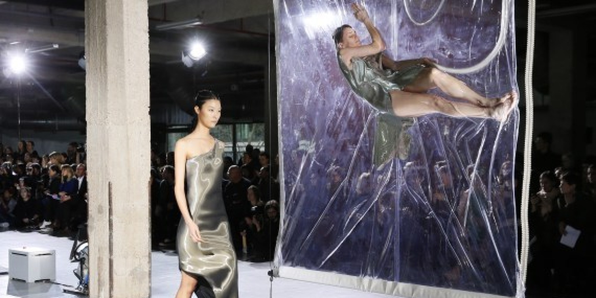 Paris Fashion Week Iris Van Herpen Packt Ihre Models In Plastikfolie Und Lässt Sie Von Der 