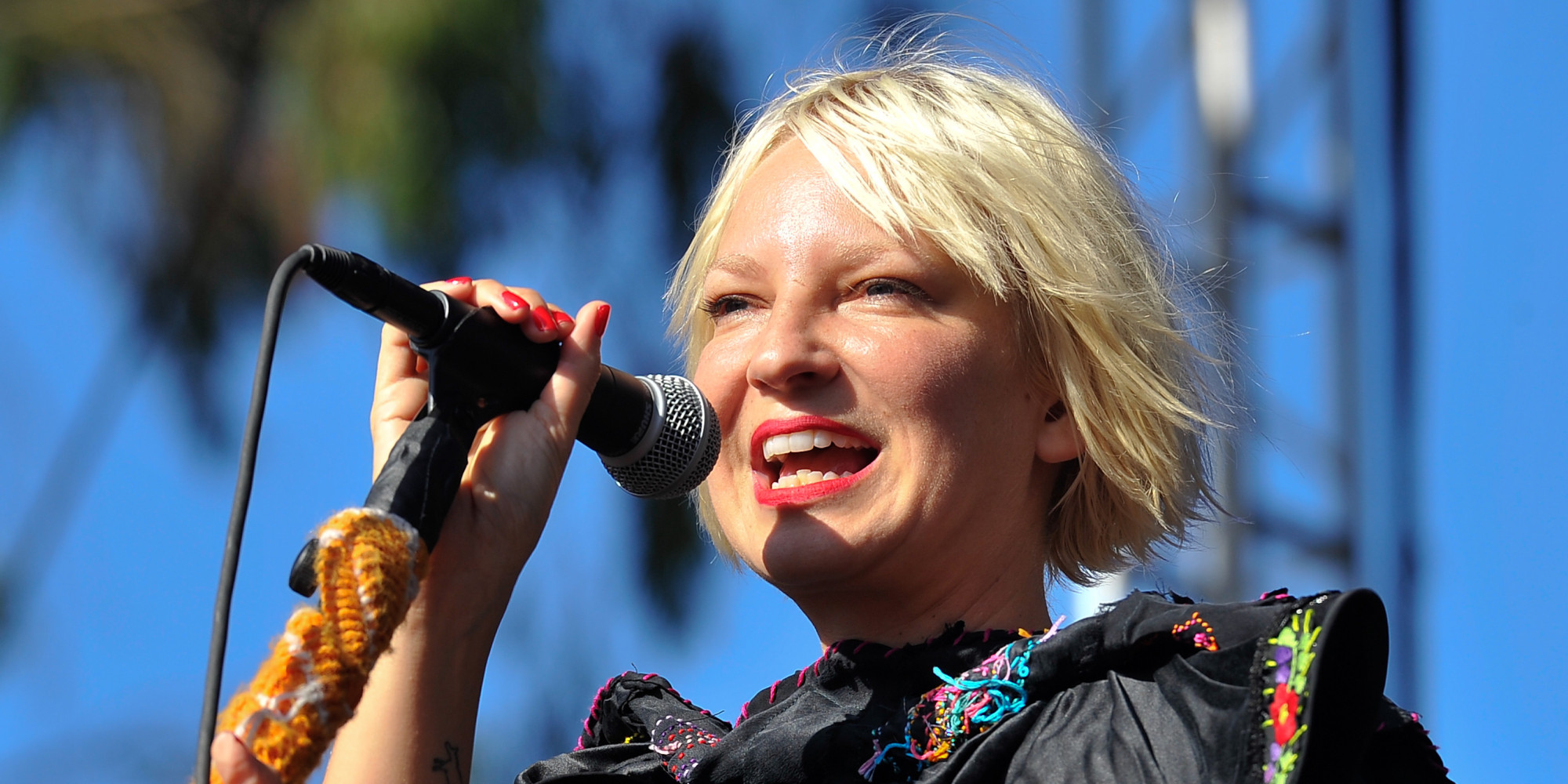 http://i.huffpost.com/gen/1681664/thumbs/o-SIA-SINGING-facebook.jpg