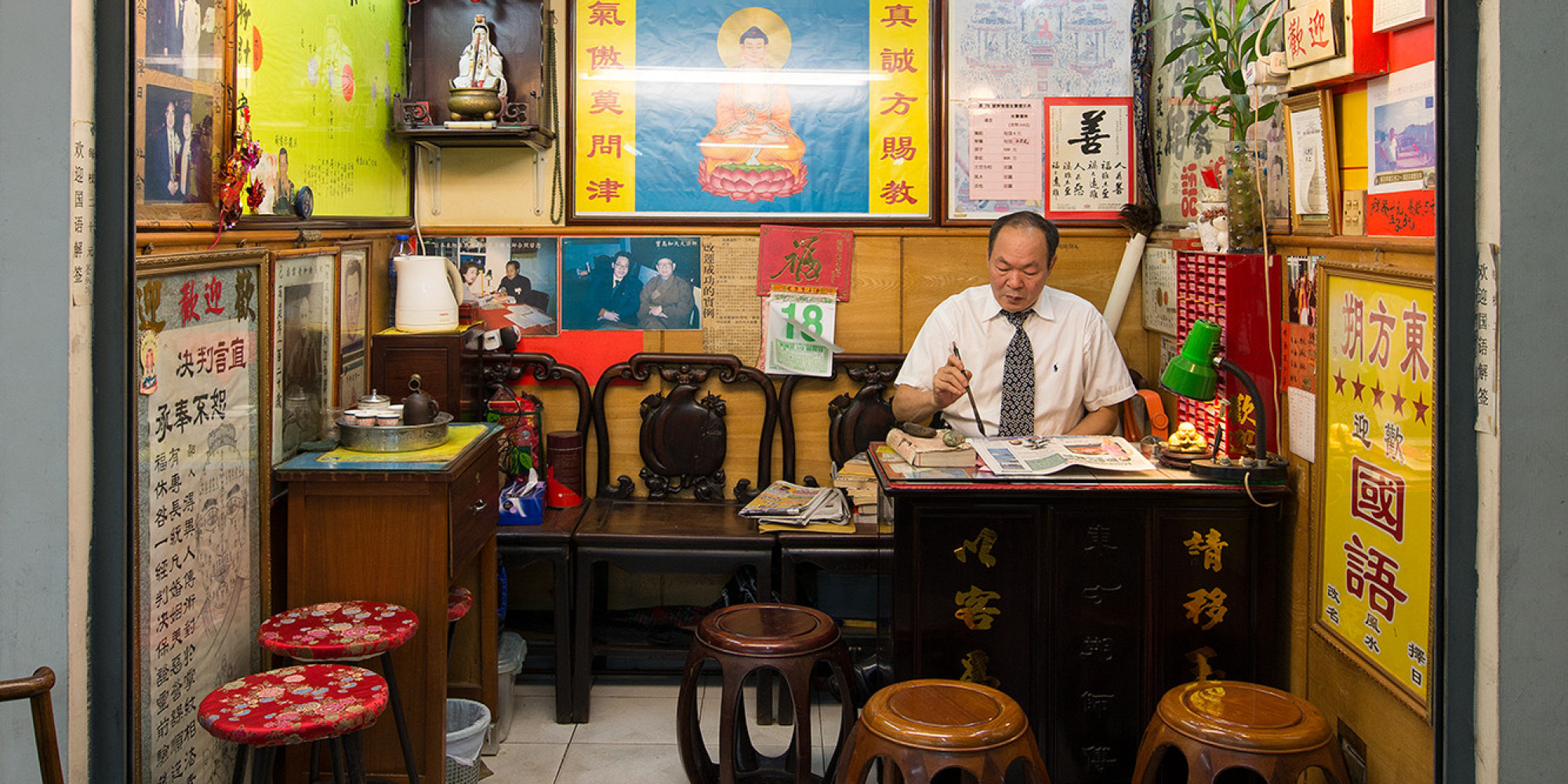 Oddly Mesmerizing Photos Of Hong Kong�s Fortune Tellers