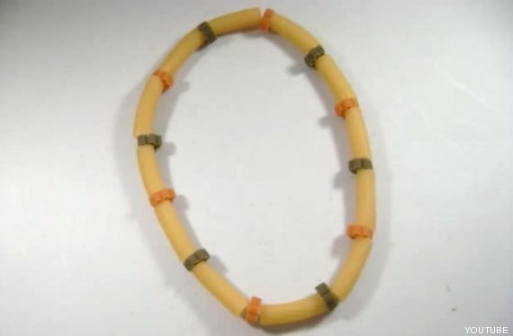 collar con macarrones